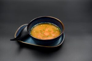 Miso supp sinises kausis, puljong, roheline sibul, tofu juust, wakame, Lõhe, seesam.